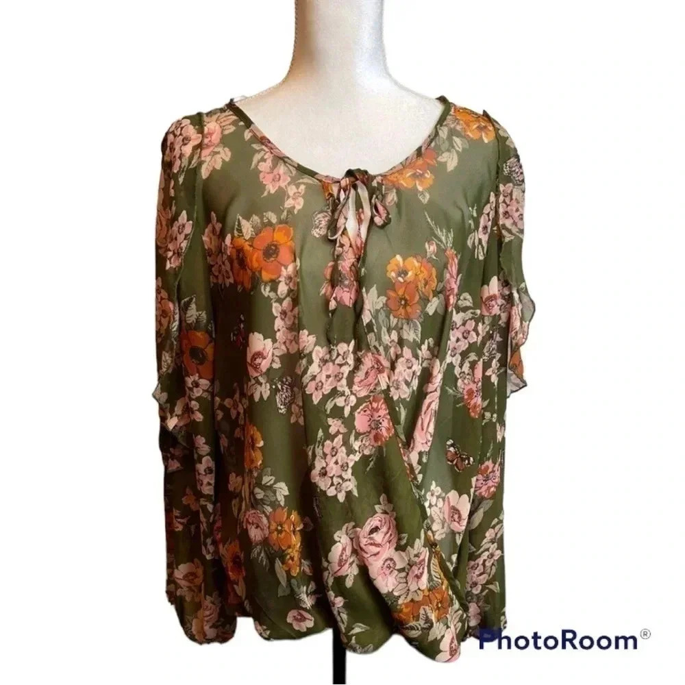CHARLOTTE Russe floral‎ wrap top